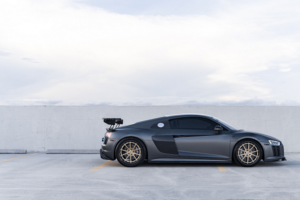 Фото дисков Strasse Wheels SV10 Track Сатиновая шампань на Audi R8 (4S)