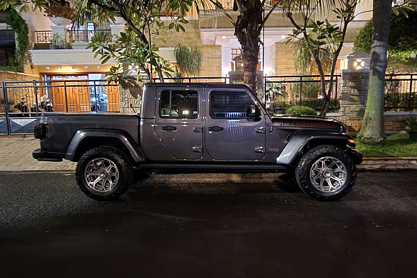 Фото дисков 4PLAY 4P80R Глянцевый графит на Jeep Gladiator II (JT)