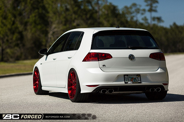 Фото дисков BC Forged RZ39 Красный глянец на Volkswagen Golf VII