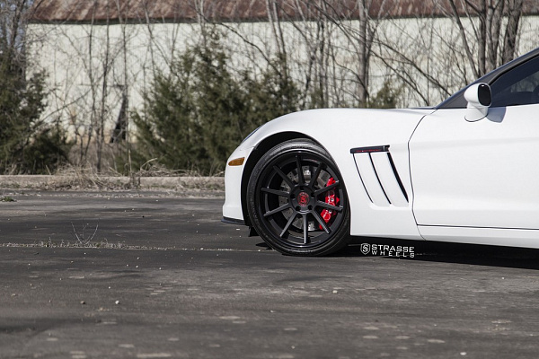 Фото дисков Strasse Wheels R10 Deep Concave Черный сатин на Chevrolet Corvette C6