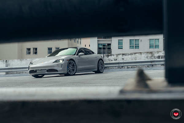 Фото дисков Vossen LC3-03T Глянцевый графит на Porsche Taycan I