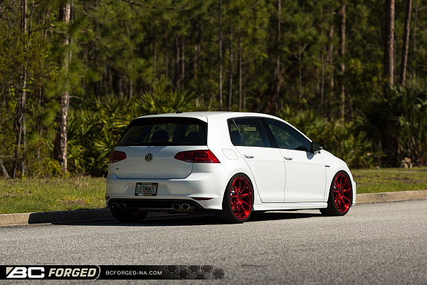 Фото дисков BC Forged RZ39 Красный глянец на Volkswagen Golf VII