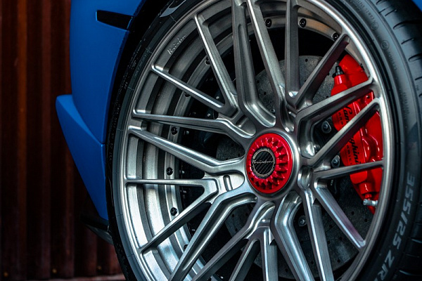 Фото дисков Brixton Forged VL4 Сатиновый темный лак на Lamborghini Aventador