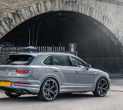 Фото дисков Kahn Type 54 на Bentley Bentayga