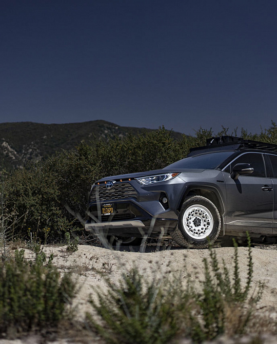 Фото дисков FUJI Белый сатин на Toyota RAV4 V