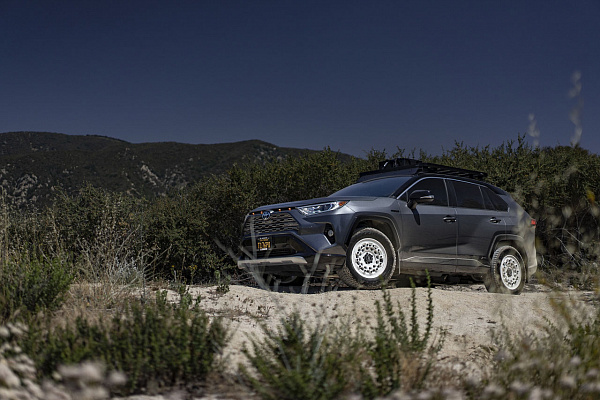 Фото дисков Black Rhino FUJI Белый сатин на Toyota RAV4 V