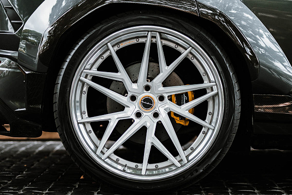 Фото дисков Brixton Forged PF8 Сатиновый лак на Lamborghini Urus
