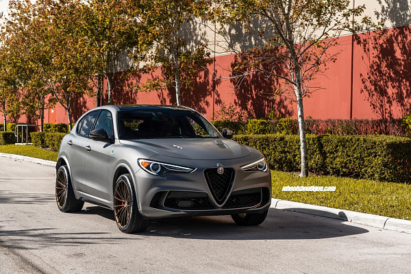 Фото дисков HRE P103 Сатиновая бронза на Alfa Romeo Stelvio 