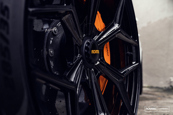 Фото дисков NOVITEC NL4 Черный глянец на Lamborghini Urus