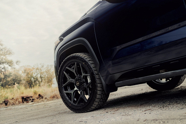 Фото дисков 4PLAY 4P06 Черный глянец на Toyota Sequoia III
