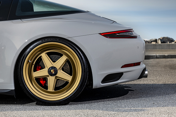 Фото дисков Rotiform 917 Сатиновое золото на Porsche 911 VII