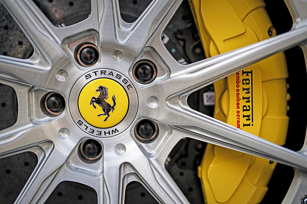 Фото дисков Strasse Wheels SV10 Track Сатиновый лак на Ferrari SF90