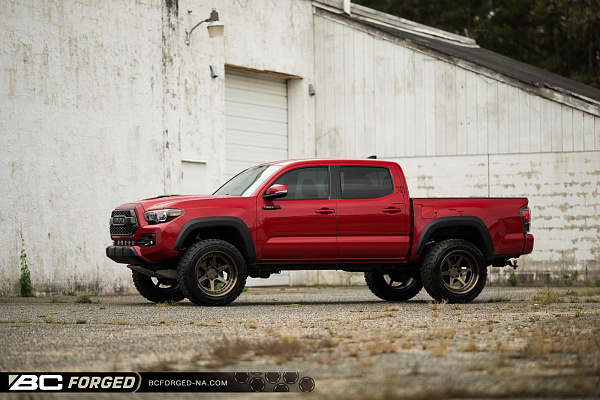 Фото дисков BC Forged LE61 // MLE61 Сатиновая бронза на Toyota Tacoma III
