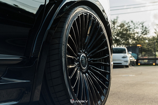 Фото дисков Anrky RF-230 Черный глянец на Rolls-Royce Cullinan