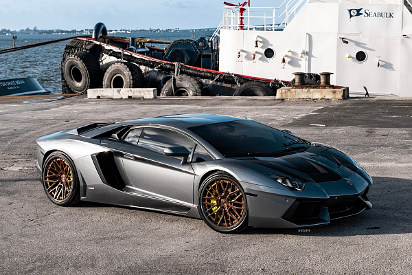 Фото дисков Strasse Wheels SV10M Track Сатиновая бронза на Lamborghini Aventador
