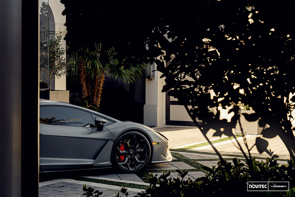 Фото дисков NOVITEC NL5 Черный глянец на Lamborghini Revuelto
