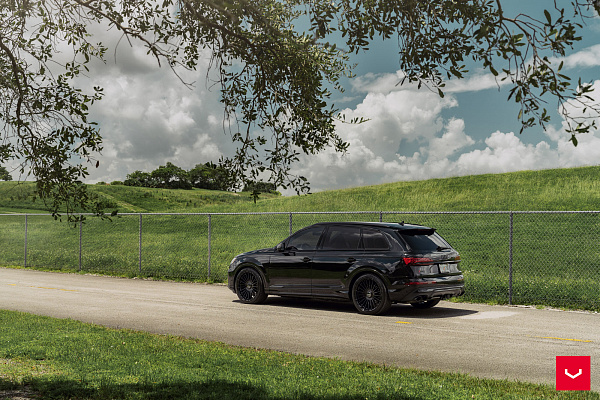 Фото дисков Vossen HF-8 Черный глянец на Audi Q7 (4M)