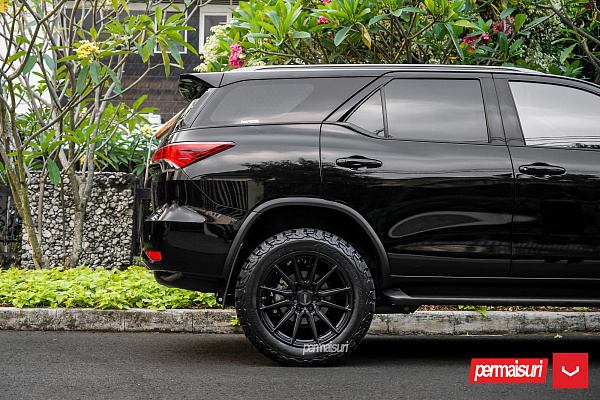 Фото дисков Vossen HF6-1 Черный сатин на Toyota Fortuner II