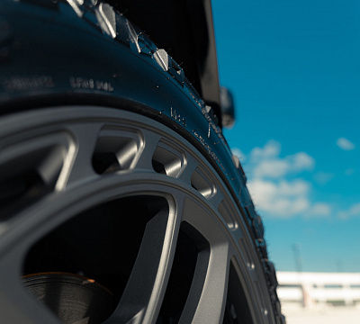 Фото дисков Vossen UV-X на Land Rover Defender II