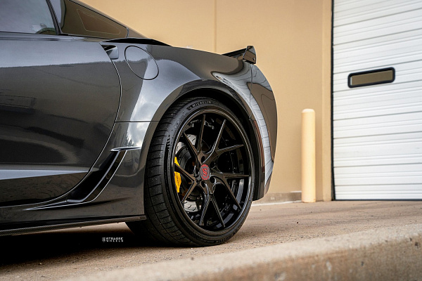 Фото дисков Strasse Wheels SM5RT Deep Concave FS Черный глянец на Chevrolet Corvette C7