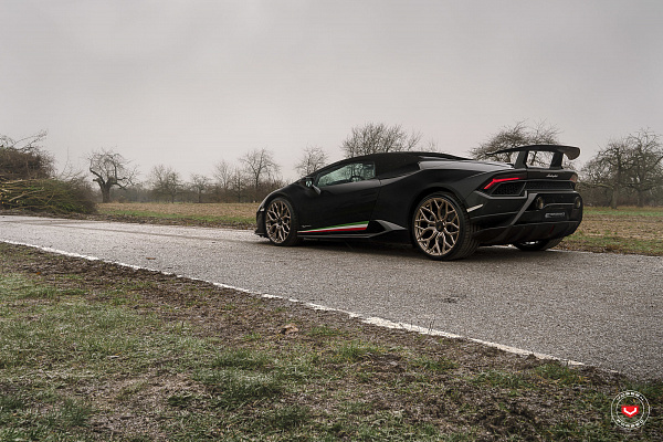 Фото дисков Vossen S17-01 Глянцевое темное золото на Lamborghini Huracan