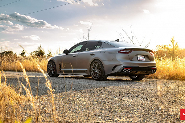 Фото дисков Vossen HF-2 Сатиновый графит на Kia Stinger