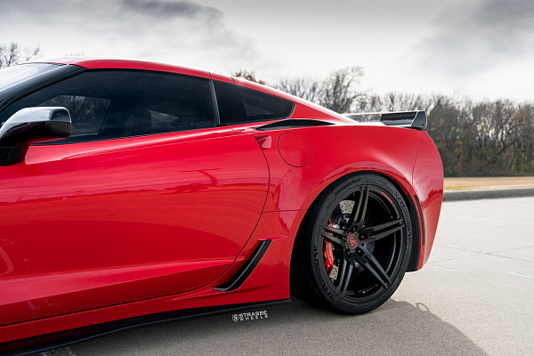 Фото дисков Strasse Wheels SP5R Deep Concave Monoblock Черный сатин на Chevrolet Corvette C7