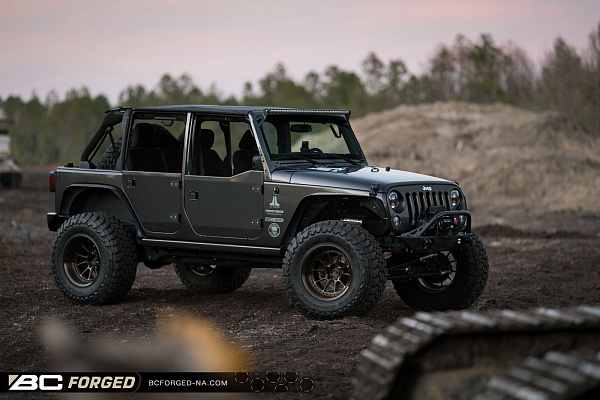 Фото дисков BC Forged LE10 // MLE10 Глянцевая темная бронза на Jeep Wrangler III (JK)
