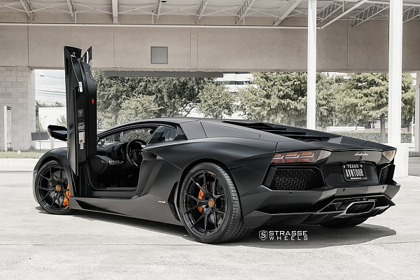 Фото дисков Strasse Wheels SM5R Deep Concave Monoblock Черный глянец на Lamborghini Aventador