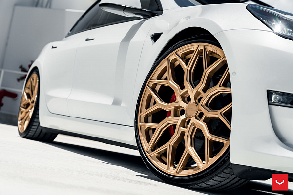 Фото дисков Vossen HF-2 Сатиновое золото на Tesla Model 3