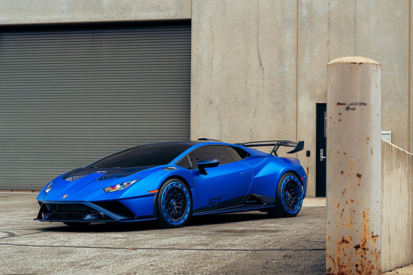 Фото дисков Brixton Forged FDE06 Aerotech Синий сатин на Lamborghini Huracan