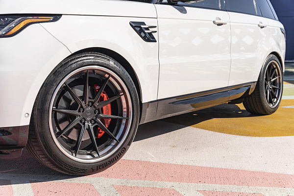 Фото дисков Strasse Wheels SV10 Deep Concave FS Черный сатин на Range Rover Sport II