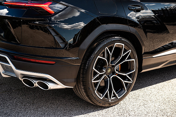 Фото дисков Kahn Type 53 Алмазная проточка на Lamborghini Urus