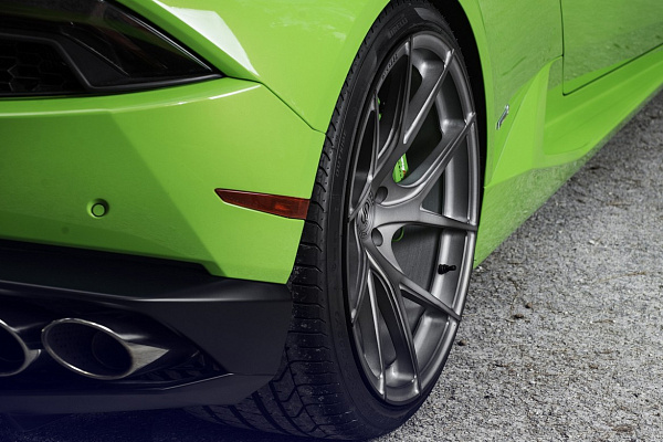 Фото дисков Strasse Wheels SM5RT Deep Concave Monoblock Сатиновый темный лак на Lamborghini Huracan