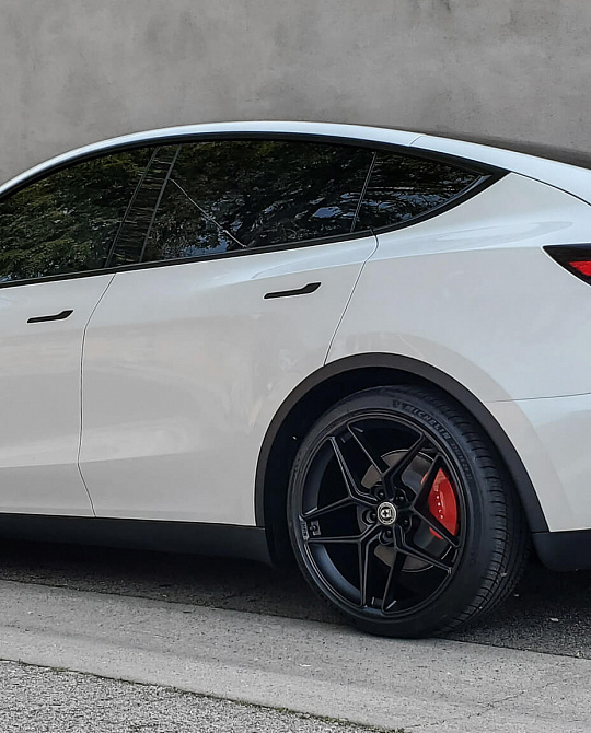 Фото дисков FF11 Черный сатин на Tesla Model Y