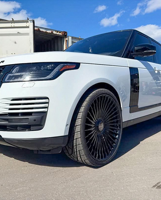 Фото дисков Tulum Черный глянец на Range Rover IV