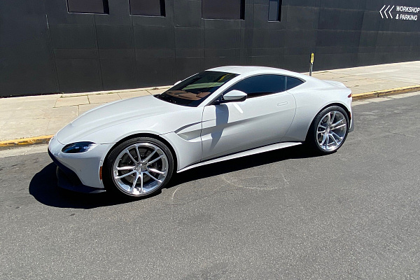 Фото дисков CEC C882 Глянцевый лак на Aston Martin Vantage 4