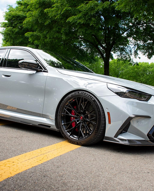 Фото дисков F11-R Черный глянец на BMW 5/M5 (G60/G90)