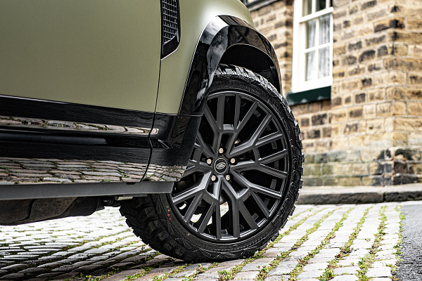 Фото дисков Kahn RS 3.0 Черный сатин на Land Rover Defender II