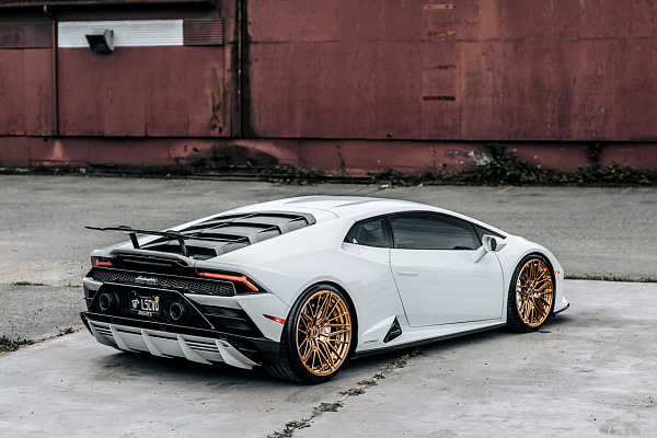 Фото дисков Brixton Forged VL4 Глянцевое темное золото на Lamborghini Huracan