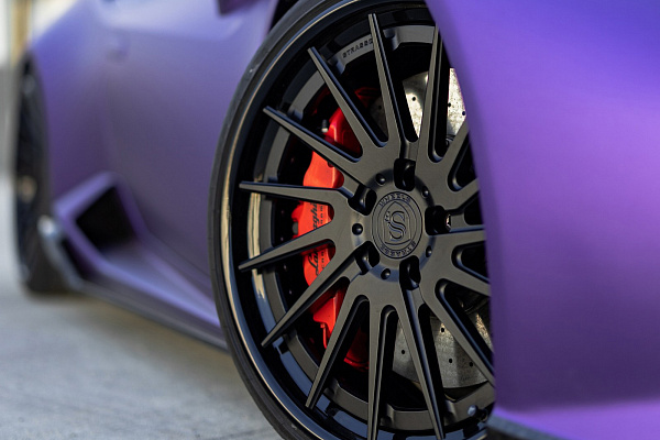 Фото дисков Strasse Wheels SV15T Deep Concave FS Черный матовый на Lamborghini Huracan