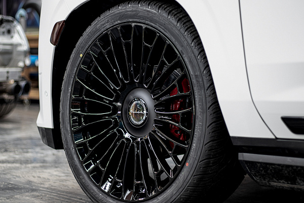 Фото дисков Brixton Forged LX01 Черный глянец на Cadillac Escalade V