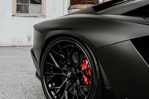 Фото дисков Brixton Forged TR05 Черный глянец на Lamborghini Aventador