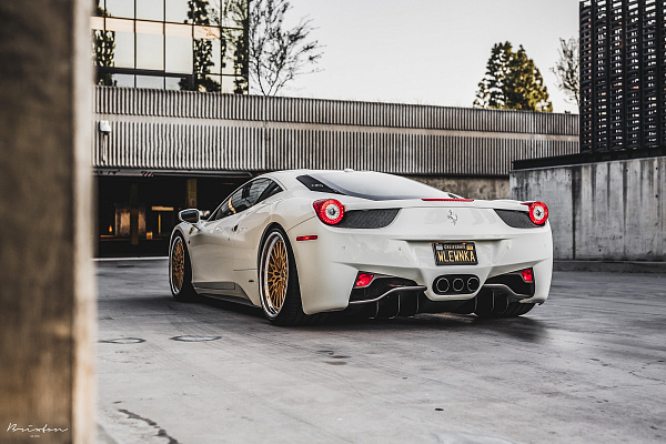 Фото дисков Brixton Forged HS1 Сатиновое золото на Ferrari 458