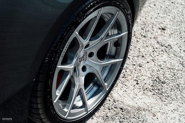 Фото дисков Strasse Wheels SM5R Deep Concave Duoblock Глянцевый темный лак на Cadillac ATS