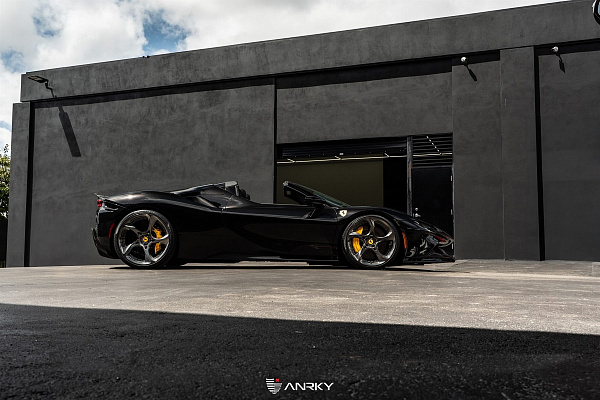 Фото дисков Anrky XR-205 Глянцевый темный лак на Ferrari SF90