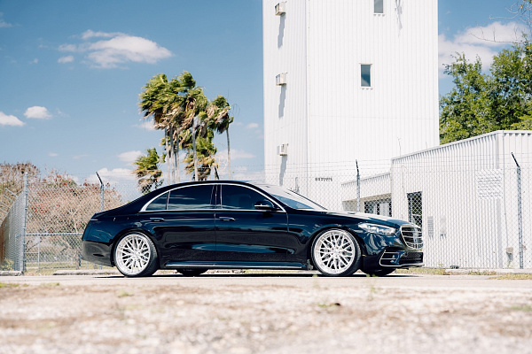 Фото дисков Strasse Wheels SV10M-RS Deep Concave FS Глянцевый лак на Mercedes-Benz S-Class (W223)