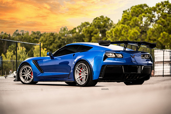 Фото дисков Strasse Wheels SV4 Deep Concave Duoblock Сатиновый темный лак на Chevrolet Corvette C7