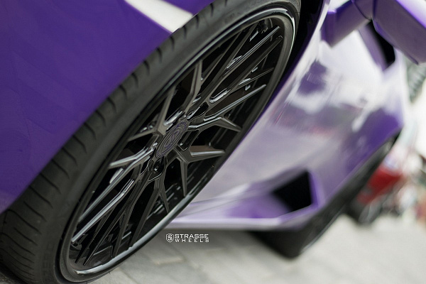 Фото дисков Strasse Wheels SV10M Deep Concave FS Черный глянец на Lamborghini Huracan