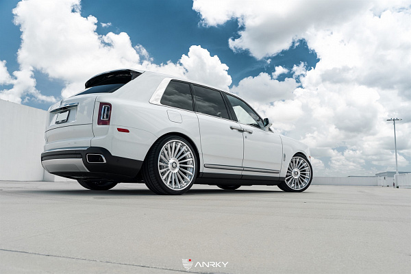 Фото дисков Anrky RF-382 Глянцевый лак на Rolls-Royce Cullinan